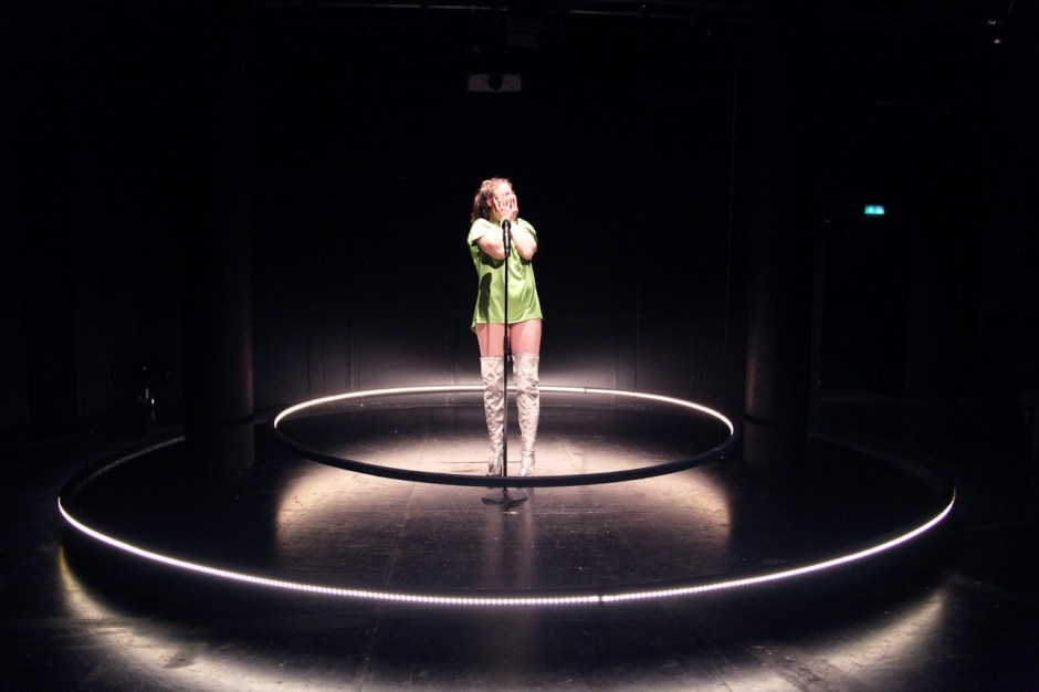 Bild14_#Heldnnen_Theater Bielefeld_Henrike Iglesias_Mascha Mihoa Bischoff_ Kostümdesign_Bühnenbild_Kostümbild (16c) (Kopie)