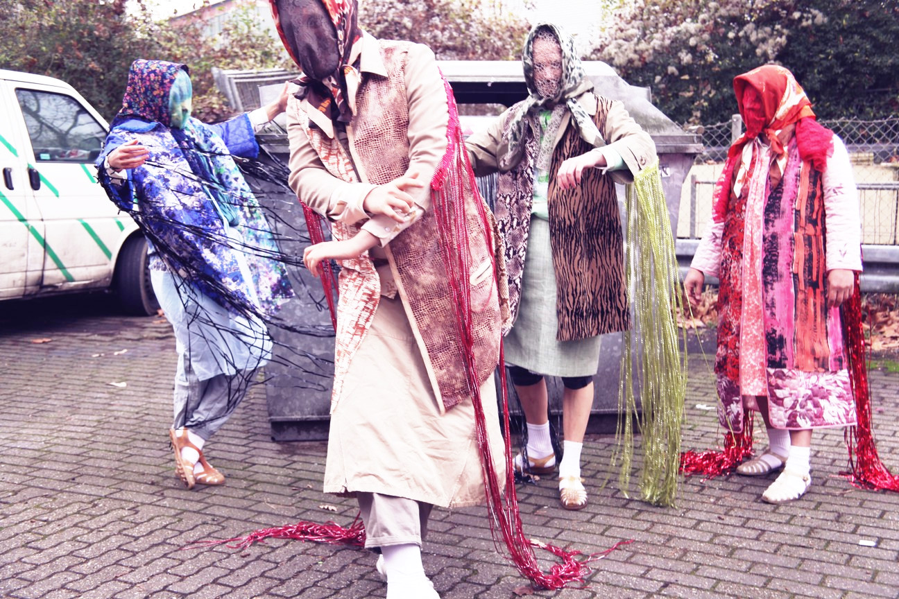 Die Abenteuer des starken Wanja_Ringlokschuppen Mühlheim_vorschlag hammer_Kristofer Gudmunson_Stephan Stock, Gesine Hohmann_Kostümbild_Kostümdesign_Kostüme_Mascha Mihoa Bischoff (6b)