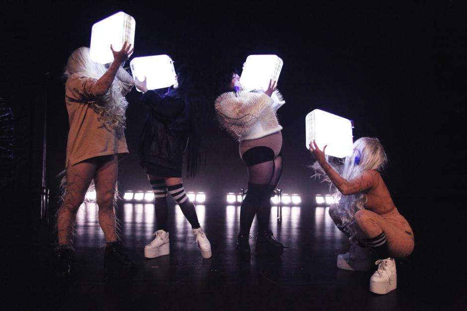 Henrike Iglesias Grrrl Kostümbild Mascha Mihoa Bischoff