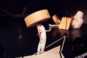 Mascha Bischoff_Kostümbild_Bühnenbild_FUN!_ Lea Moro_ Tanzhaus Zürich_Tanz im August_11