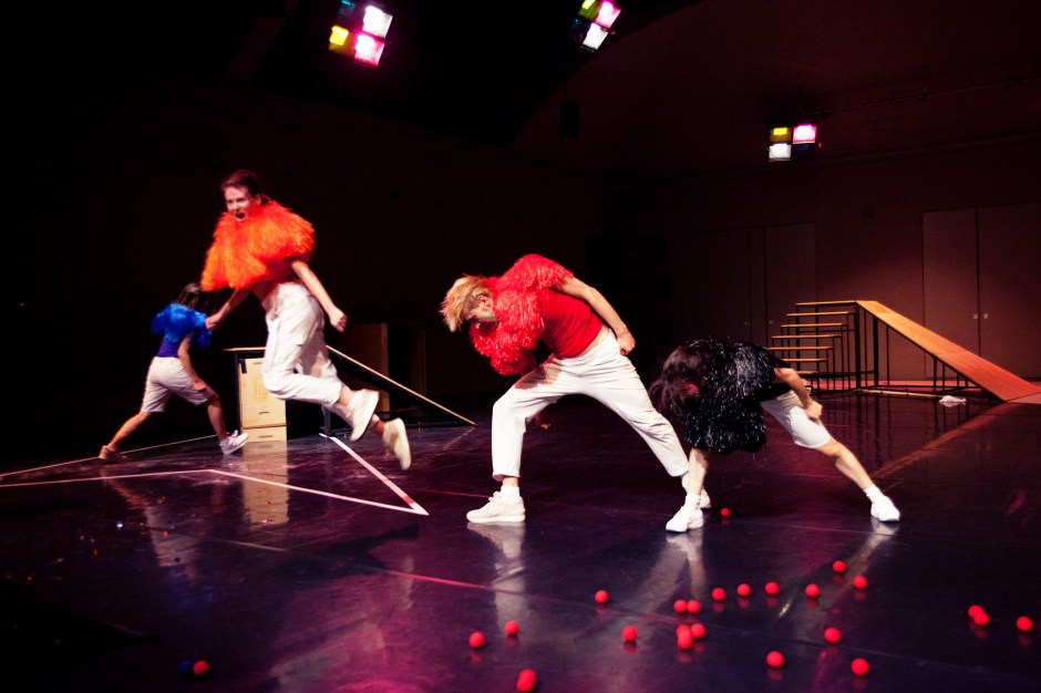 Mascha Bischoff_Kostümbild_Bühnenbild_FUN!_ Lea Moro_ Tanzhaus Zürich_Tanz im August_13