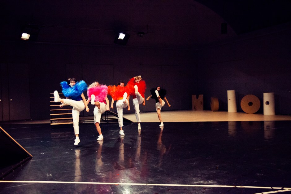 Mascha Bischoff_Kostümbild_Bühnenbild_FUN!_ Lea Moro_ Tanzhaus Zürich_Tanz im August_14