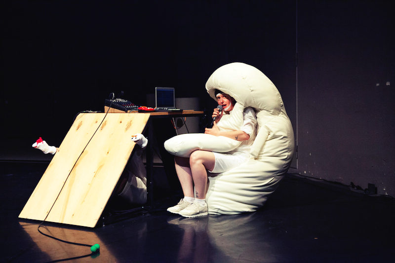 Mascha Bischoff_Kostümbild_Bühnenbild_FUN!_ Lea Moro_ Tanzhaus Zürich_Tanz im August_5