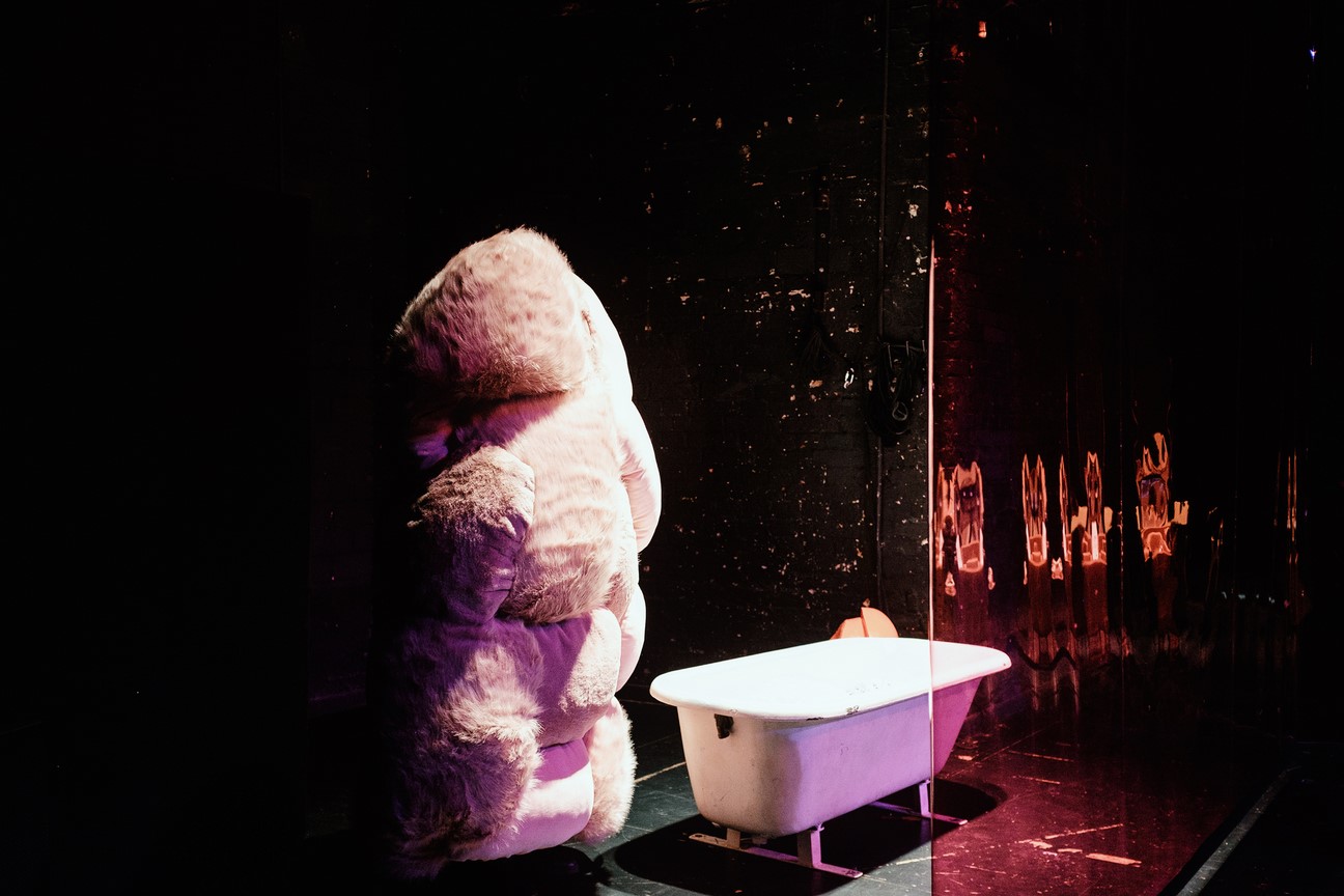 Kostüm_Eltern - Ein Forschungsunterfangen_ Kostümbild Mascha Bischoff_Regie Hannah Biedermann_Theater Bremen_Mokstheater_Fotos Christian Wasenmueller (1) (Kopie)