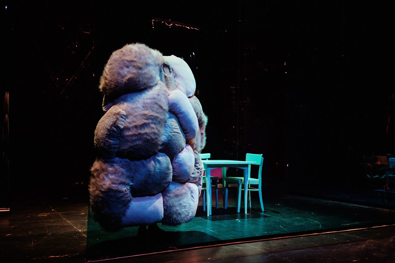 Kostüm_Eltern - Ein Forschungsunterfangen_ Kostümbild Mascha Bischoff_Regie Hannah Biedermann_Theater Bremen_Mokstheater_Fotos Christian Wasenmueller (2) (Kopie)