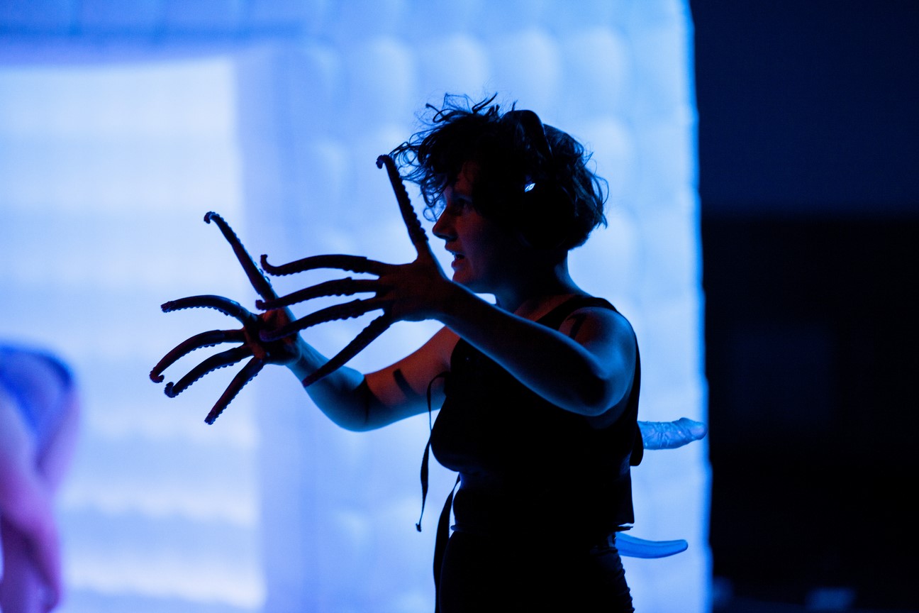 Henrike Iglesias_Oh my_Kostüm Mascha Mihoa Bischoff_Roxytheater Birsfelden_Sophiensaele Berlin_Foto Paula Reissig (1) (Kopie)