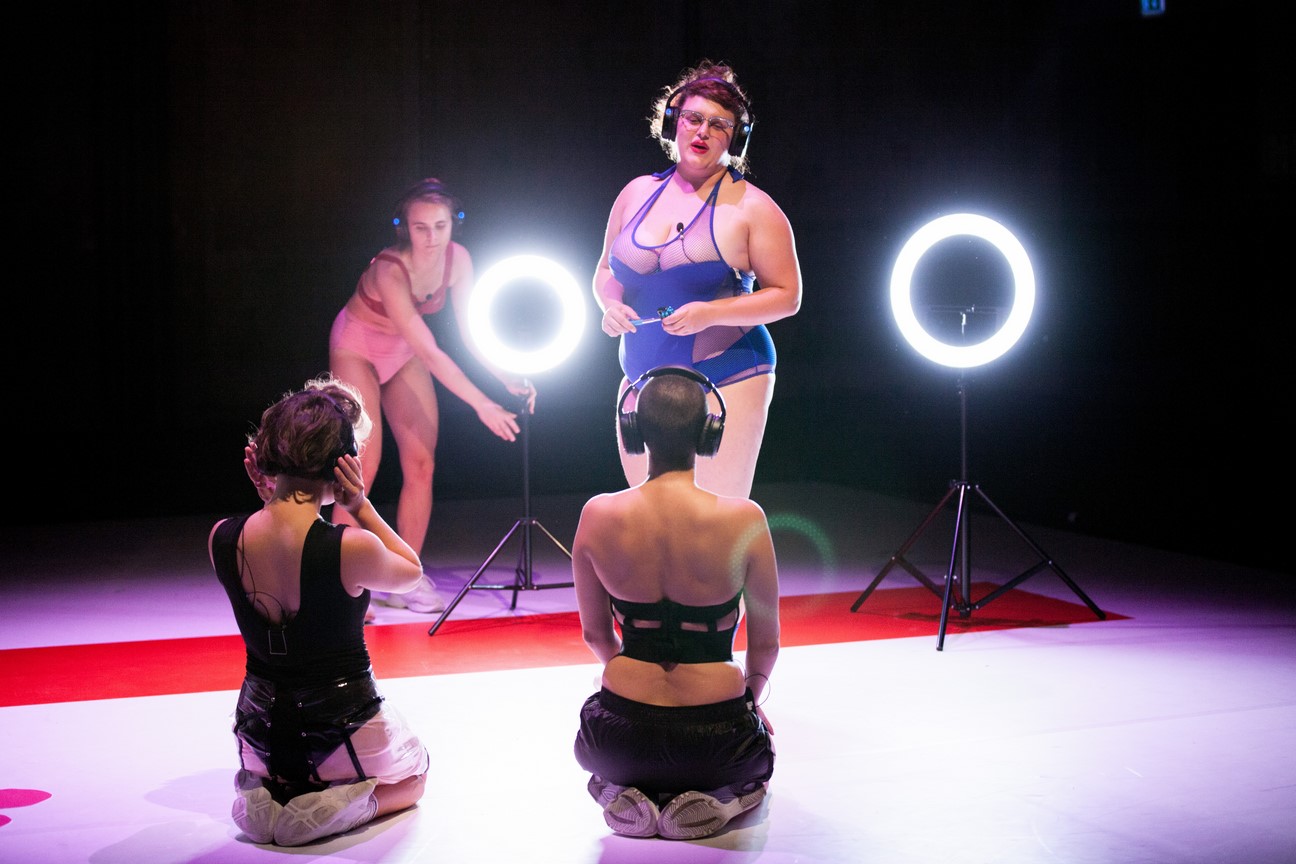 Henrike Iglesias_Oh my_Kostüm Mascha Mihoa Bischoff_Roxytheater Birsfelden_Sophiensaele Berlin_Foto Paula Reissig (6) (Kopie)