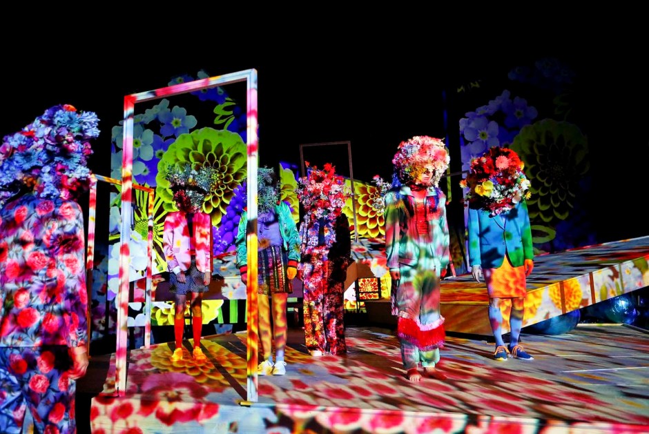 Schauspielhaus Bochum_Alle Jahre wieder_Regie Hannah Biedermann_Bühnenbild Mascha Mihoa Bischoff_Kostümbild Mascha Mihoa Bischoff_Foto Birgit Hupfeld(10)