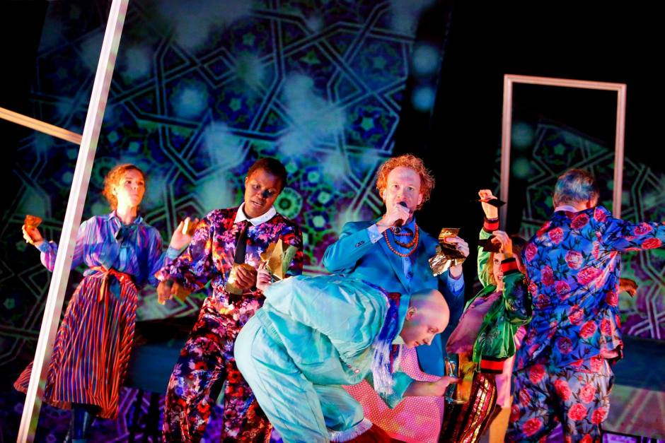 Schauspielhaus Bochum_Alle Jahre wieder_Regie Hannah Biedermann_Bühnenbild Mascha Mihoa Bischoff_Kostümbild Mascha Mihoa Bischoff_Foto Birgit Hupfeld(2)