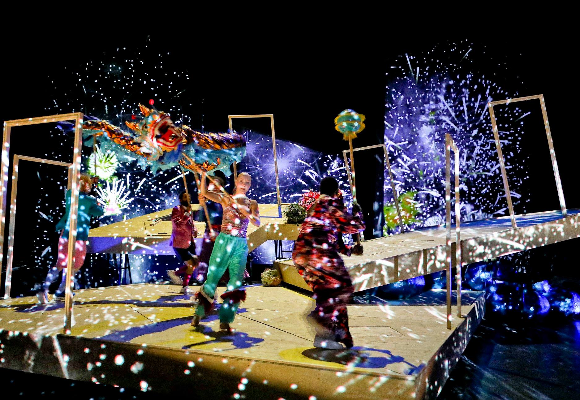 Schauspielhaus Bochum_Alle Jahre wieder_Regie Hannah Biedermann_Bühnenbild Mascha Mihoa Bischoff_Kostümbild Mascha Mihoa Bischoff_Foto Birgit Hupfeld(3)