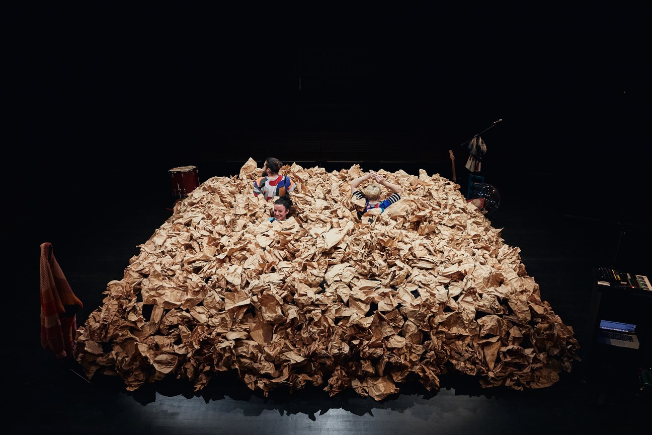 JES_Junges Esemble Stuttgart_Rose ist eine Rose_Regie Hannah Biedermann_Bühne und Kostüme Mascha Mihoa Bischoff_Foto Alex Wunsch (1)