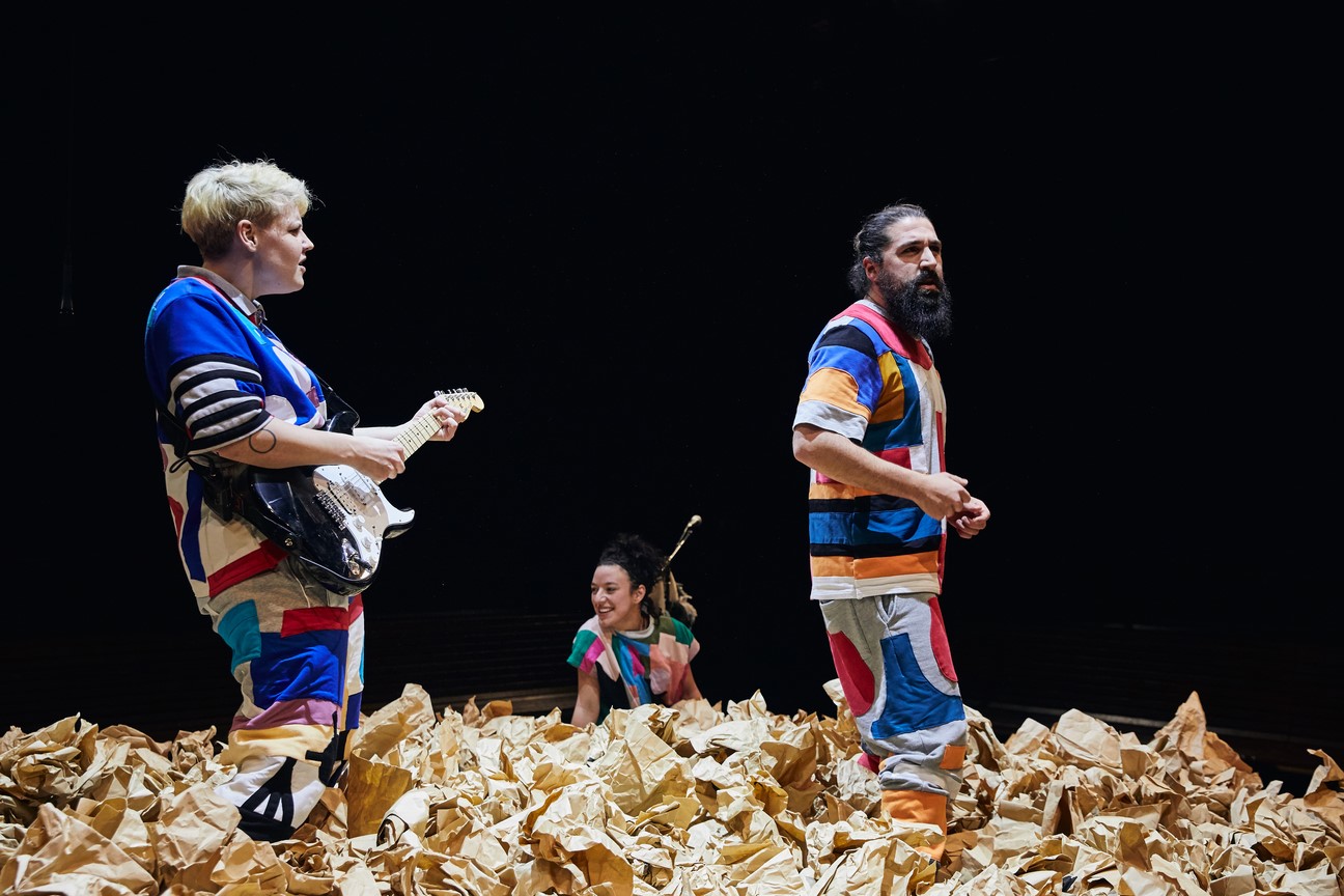 JES_Junges Esemble Stuttgart_Rose ist eine Rose_Regie Hannah Biedermann_Bühne und Kostüme Mascha Mihoa Bischoff_Foto Alex Wunsch (3)