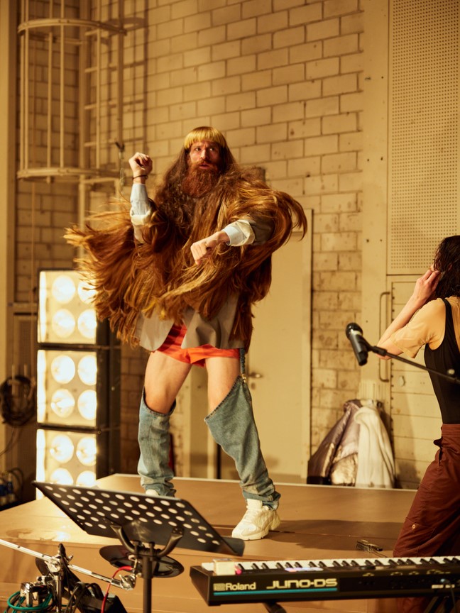 Münchner Kammerspiele_Yung Faust_Regie Leonie Böhm_Kostüme Mascha Mihoa Bischoff_Foto Julian Baumann (9)