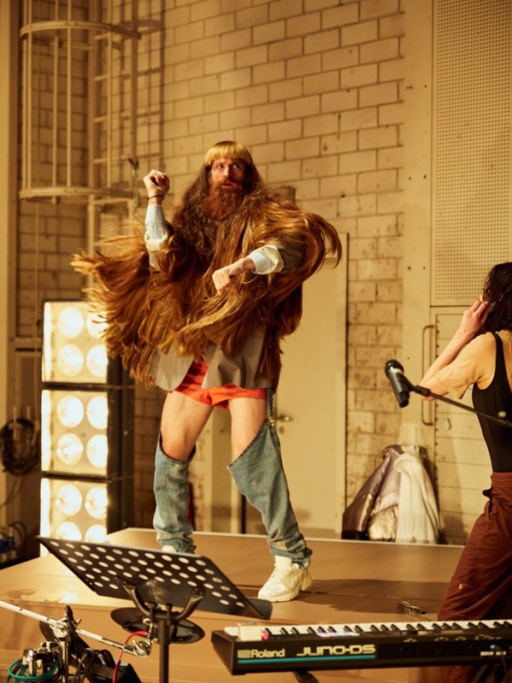 Münchner Kammerspiele_Yung Faust_Regie Leonie Böhm_Kostüme Mascha Mihoa Bischoff_Foto Julian Baumann (9)