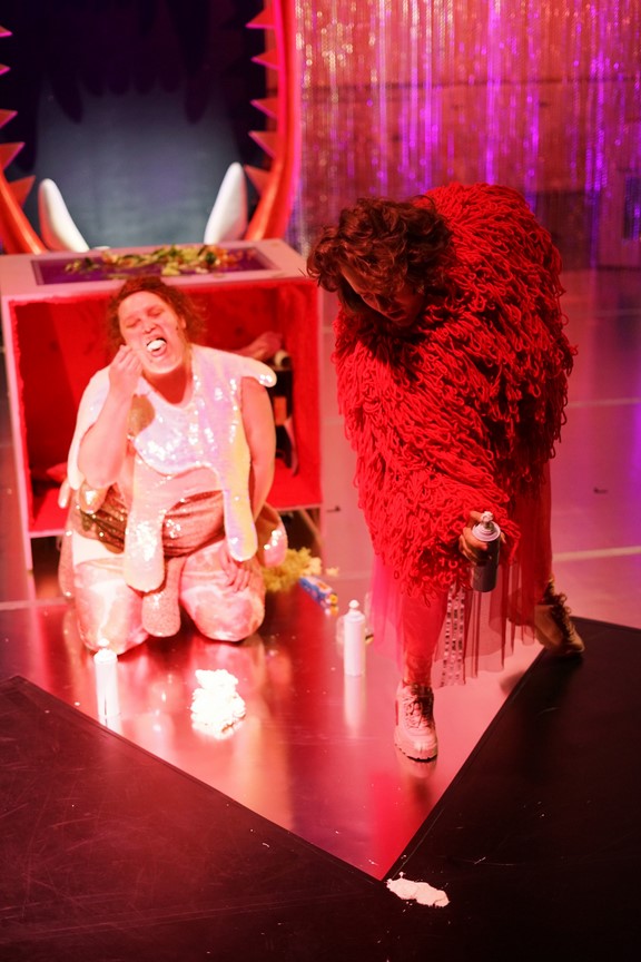 Fressen_Regie Henrike Iglesias_Kostüm Mascha Mihoa Bischoff_Münchner Kammerspiele_Foto Nicole Wytycak (13)