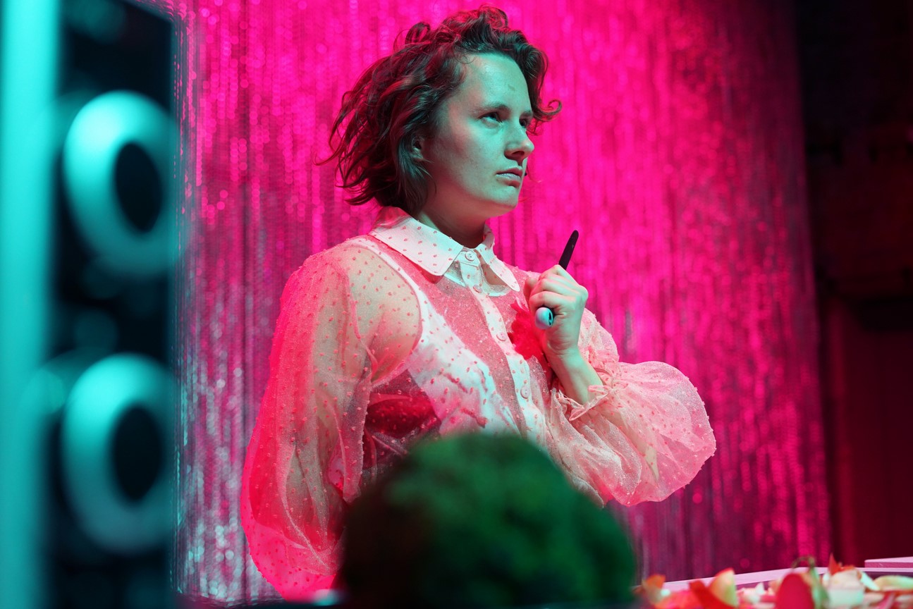 Fressen_Regie Henrike Iglesias_Kostüm Mascha Mihoa Bischoff_Münchner Kammerspiele_Foto Nicole Wytycak (14)