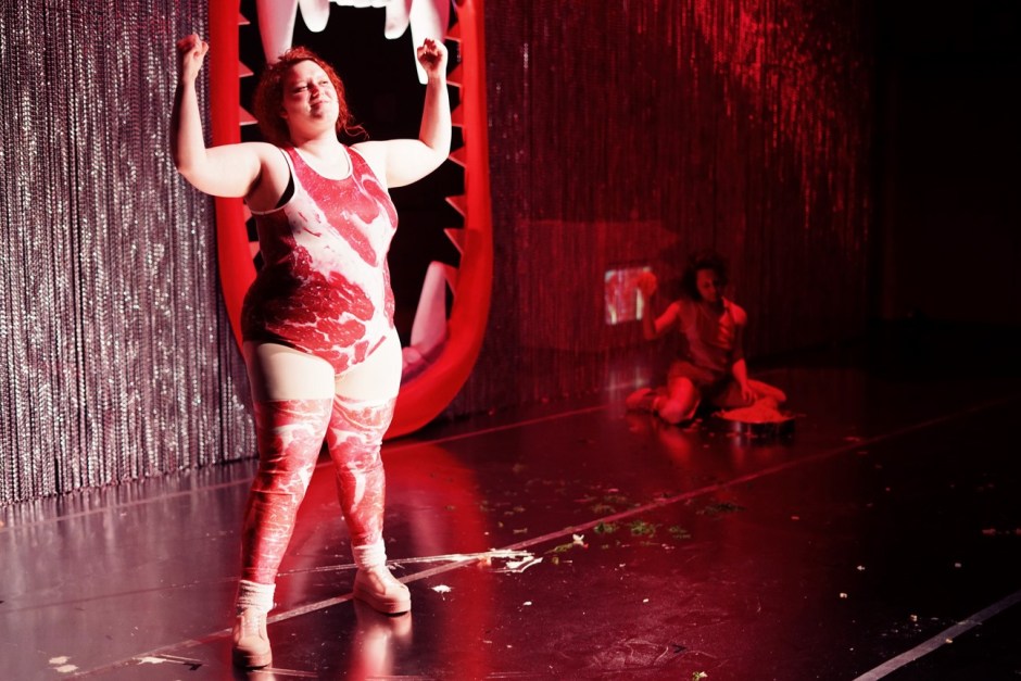 Fressen_Regie Henrike Iglesias_Kostüm Mascha Mihoa Bischoff_Münchner Kammerspiele_Foto Nicole Wytycak (15)