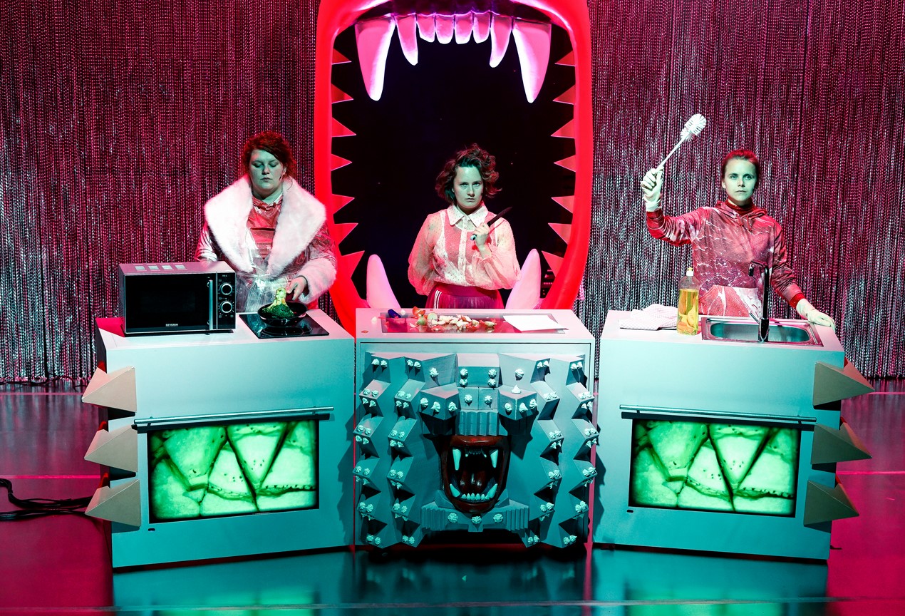 Fressen_Regie Henrike Iglesias_Kostüm Mascha Mihoa Bischoff_Münchner Kammerspiele_Foto Nicole Wytycak (17)