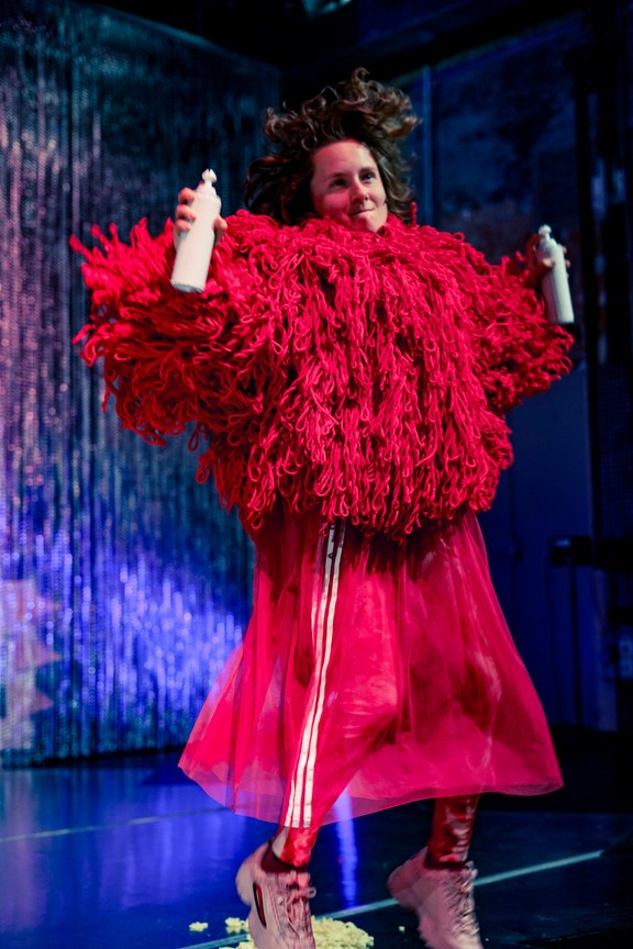 Fressen_Regie Henrike Iglesias_Kostüm Mascha Mihoa Bischoff_Münchner Kammerspiele_Foto Nicole Wytycak (19)