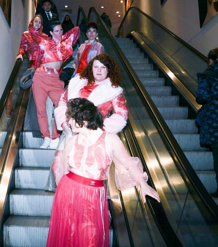 Fressen_Regie Henrike Iglesias_Kostüm Mascha Mihoa Bischoff_Münchner Kammerspiele_Foto Nicole Wytycak (2)