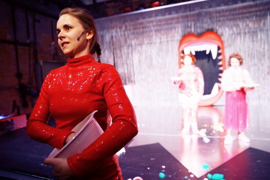 Fressen_Regie Henrike Iglesias_Kostüm Mascha Mihoa Bischoff_Münchner Kammerspiele_Foto Nicole Wytycak (23) (Kopie)