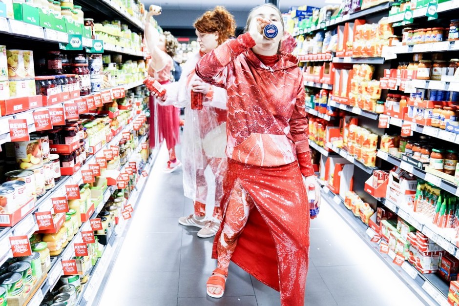 Fressen_Regie Henrike Iglesias_Kostüm Mascha Mihoa Bischoff_Münchner Kammerspiele_Foto Nicole Wytycak (3)