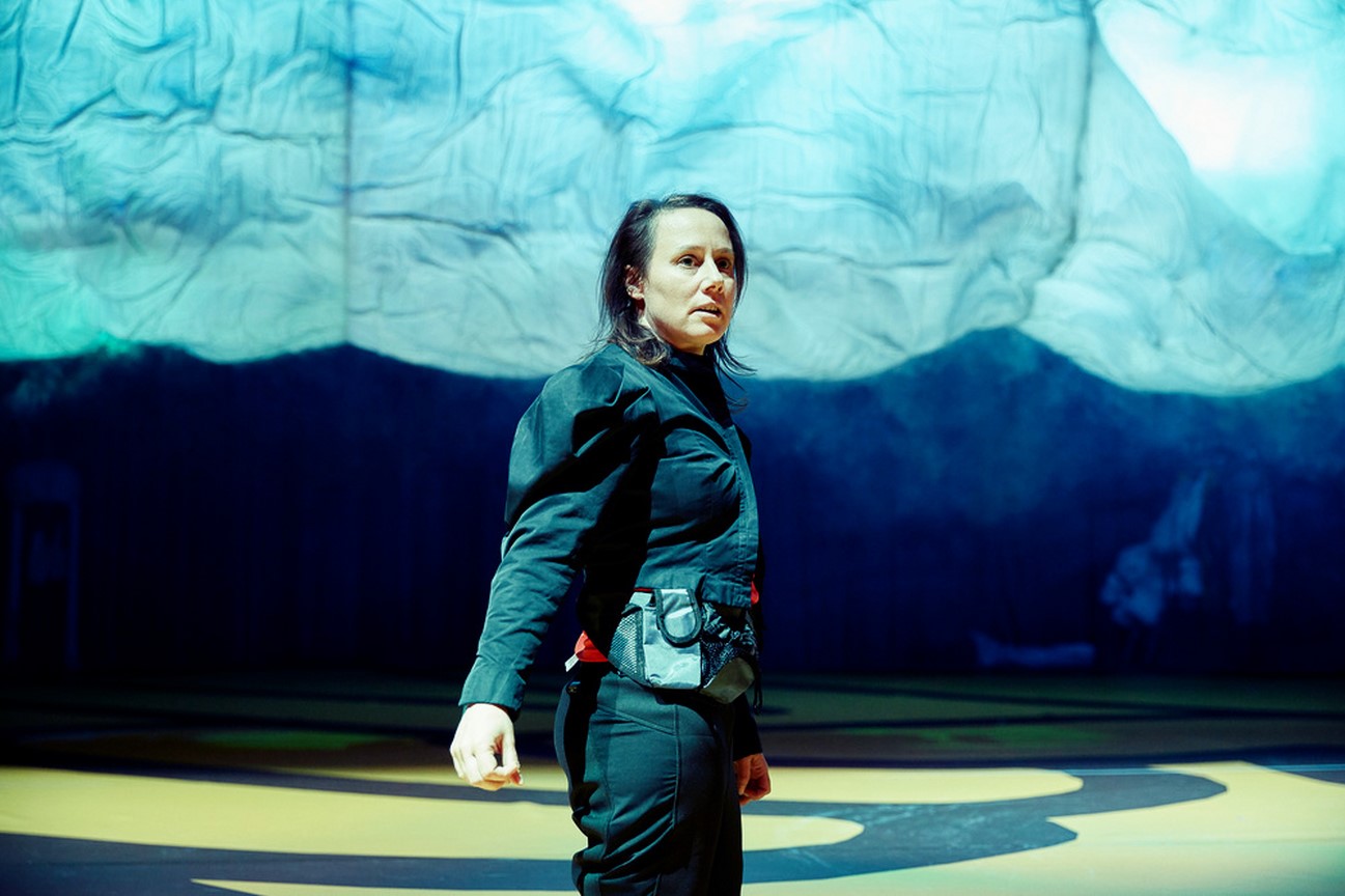 Kostüm_Die Räuberinnen_Regie Leonie Böhm_Kostümbild_ Mascha Mihoa Bischoff_Münchner Kammerspiele_Foto Judith Buss (1) (Kopie)