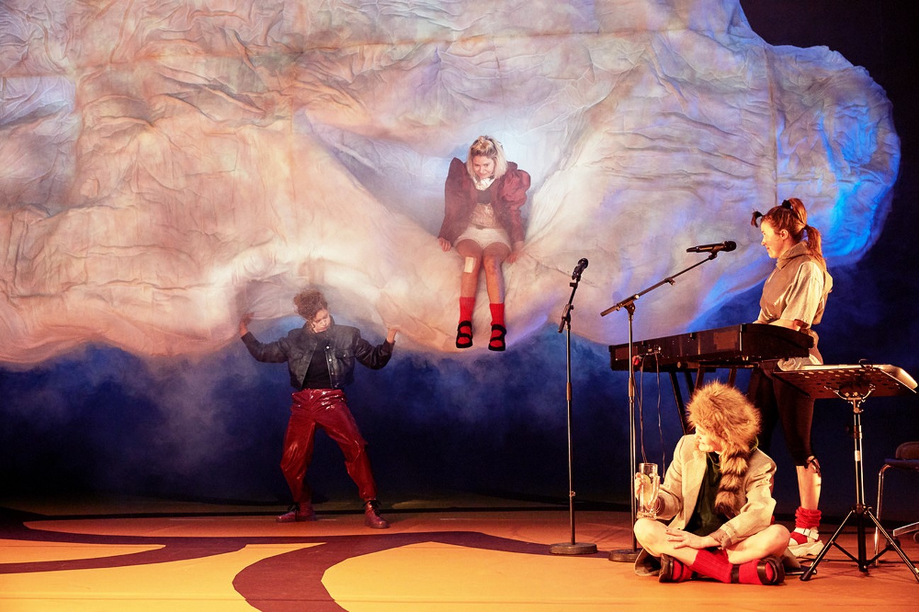 Kostüm_Die Räuberinnen_Regie Leonie Böhm_Kostümbild_ Mascha Mihoa Bischoff_Münchner Kammerspiele_Foto Judith Buss (2) (Kopie)