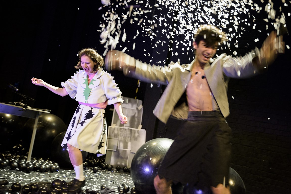 Das Mädchen mit dem die Kinder nicht verkehren durften_Theater Oberhausen__Regie_Hannah Biedermann_Kostüme und Bühne_Mascha Mihoa Bischoff_Foto Isabel Machado Rios