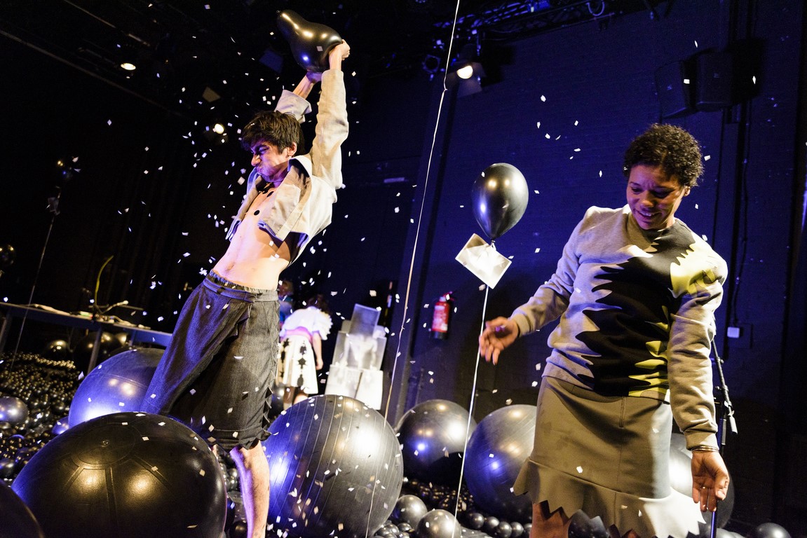 Das Mädchen mit dem die Kinder nicht verkehren durften_Theater Oberhausen_Regie_Hannah Biedermann_Kostüme und Bühne_Mascha Mihoa Bischoff_Bild 2 (16) (Kopie)