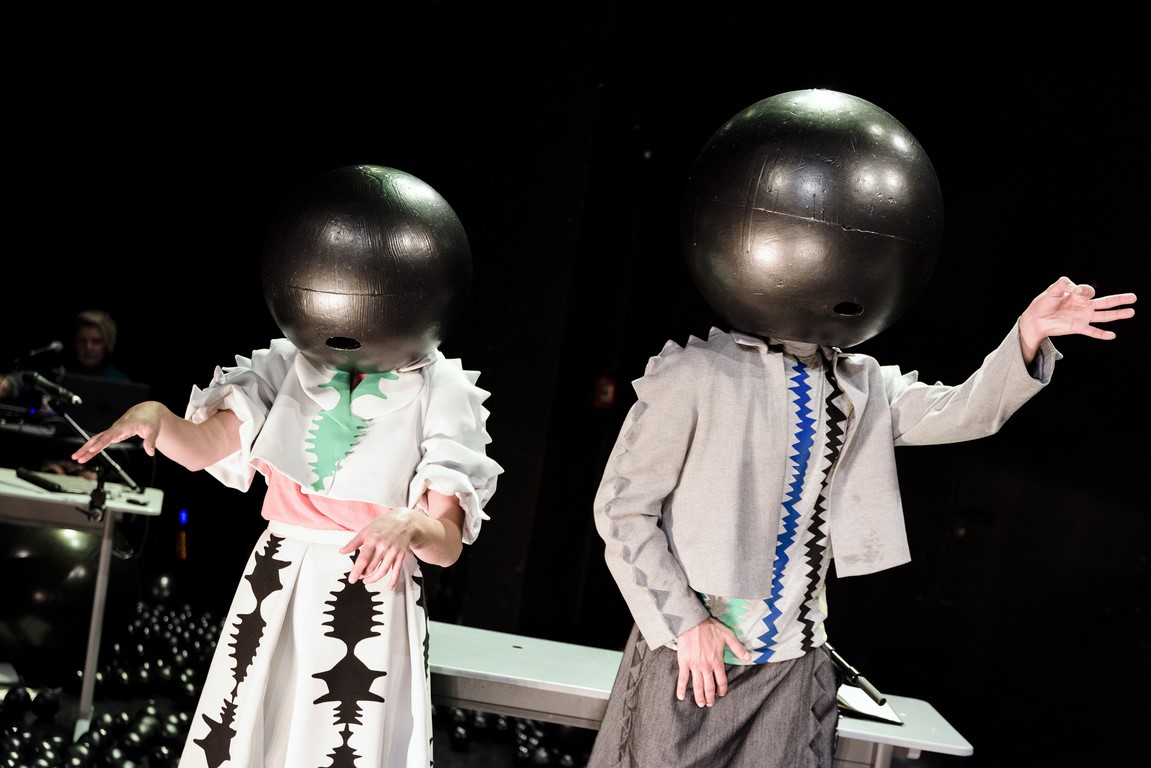 Das Mädchen mit dem die Kinder nicht verkehren durften_Theater Oberhausen_Regie_Hannah Biedermann_Kostüme und Bühne_Mascha Mihoa Bischoff_Bild 2 (18) (Kopie)