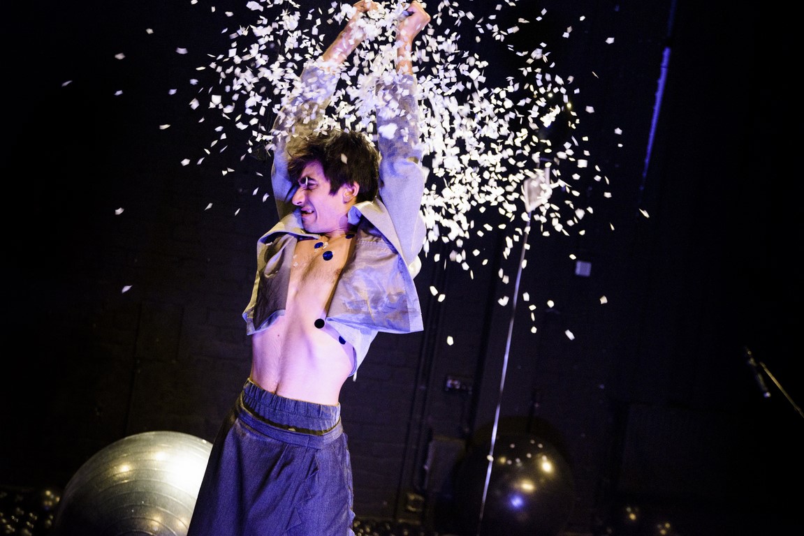 Das Mädchen mit dem die Kinder nicht verkehren durften_Theater Oberhausen_Regie_Hannah Biedermann_Kostüme und Bühne_Mascha Mihoa Bischoff_Bild 2 (20) (Kopie)