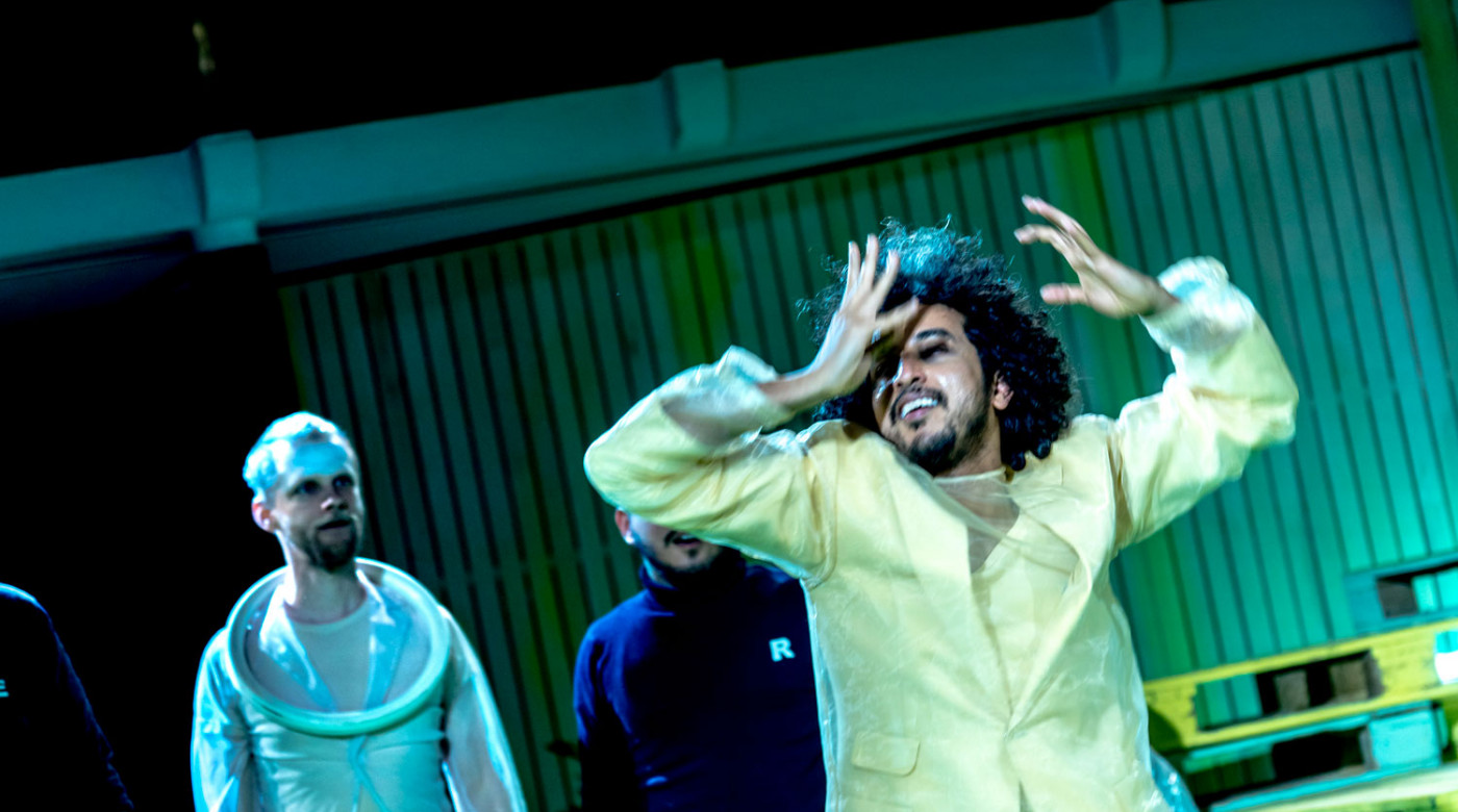 Menschen Göttern gleich_Veddeltopia_Schauspielhaus Hamburg_Regie_Paulina Neukampf_Kostüme_Kostümbild_Mascha Mihoa Bischoff_Foto Christian Bartsch (10)