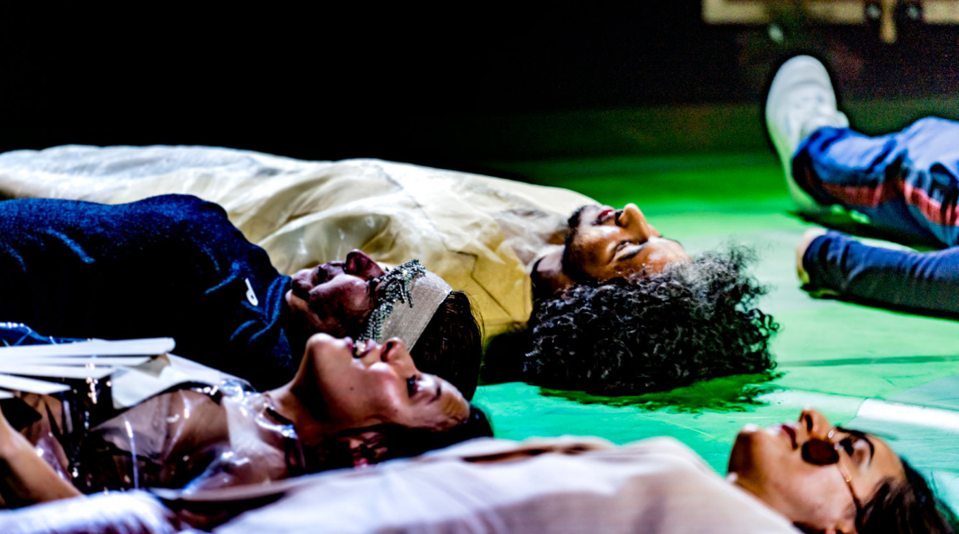 Menschen Göttern gleich_Veddeltopia_Schauspielhaus Hamburg_Regie_Paulina Neukampf_Kostüme_Kostümbild_Mascha Mihoa Bischoff_Foto Christian Bartsch (9)